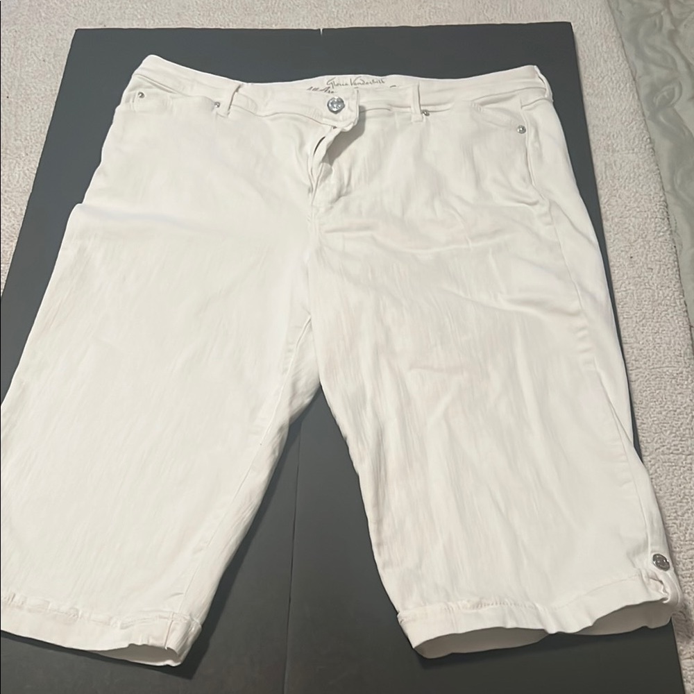 Gloria Vanderbilt White Flat Front Shorts Knee-Length